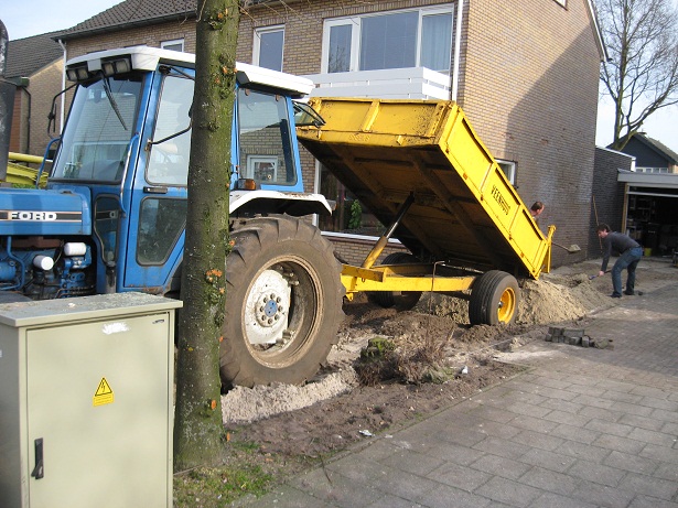 aan-_+_afvoeren_van_grond_in_vriezenveen_april_2010_(2).jpg