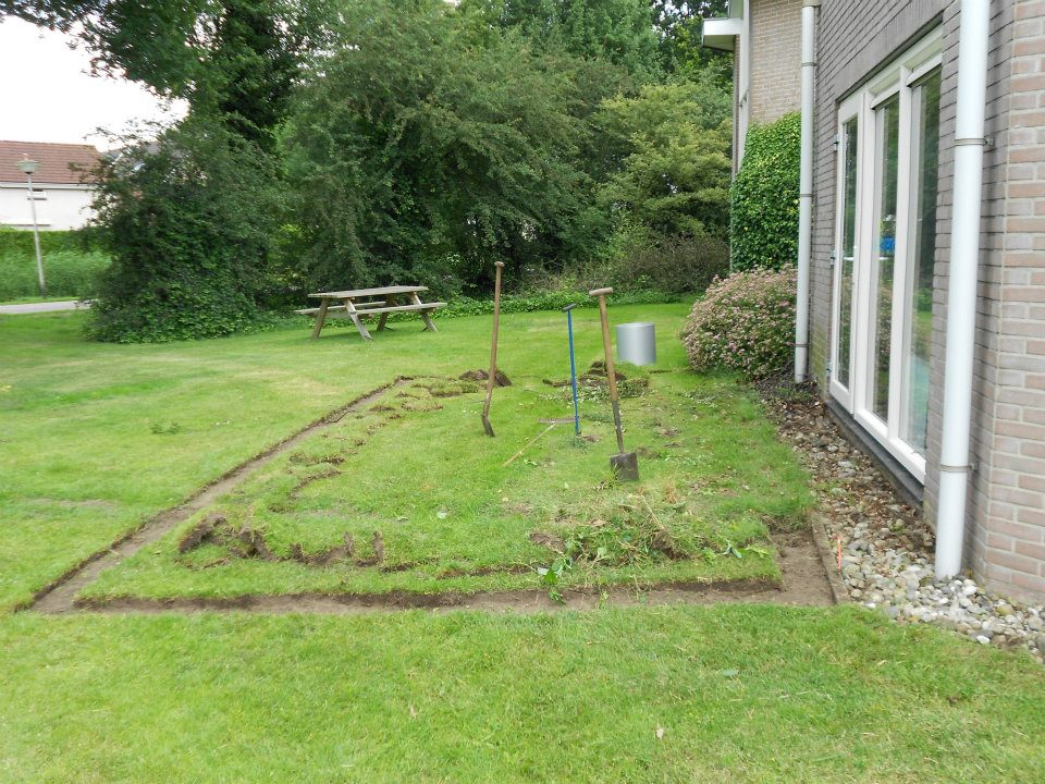 aanbouw_uitgraven_dokterspraktijk_wierden_juni_2012_i.s.m._slooijer_tuinen_(1).jpg